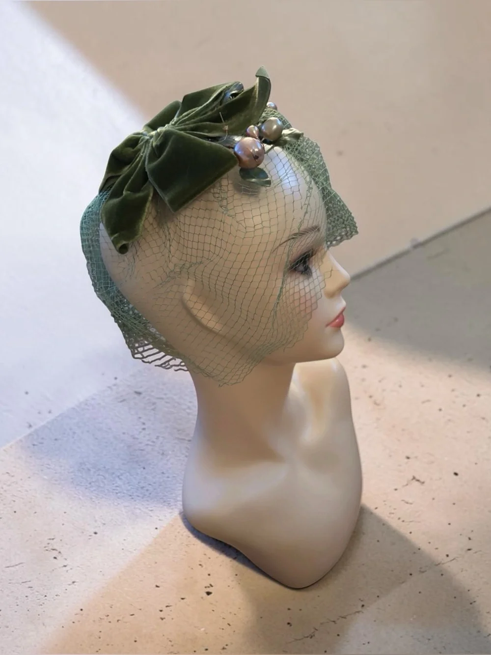 Vintage Rare Green Velvet & Birdcage Veil Fascinator Hat w/ Pearl Cluster Accent
